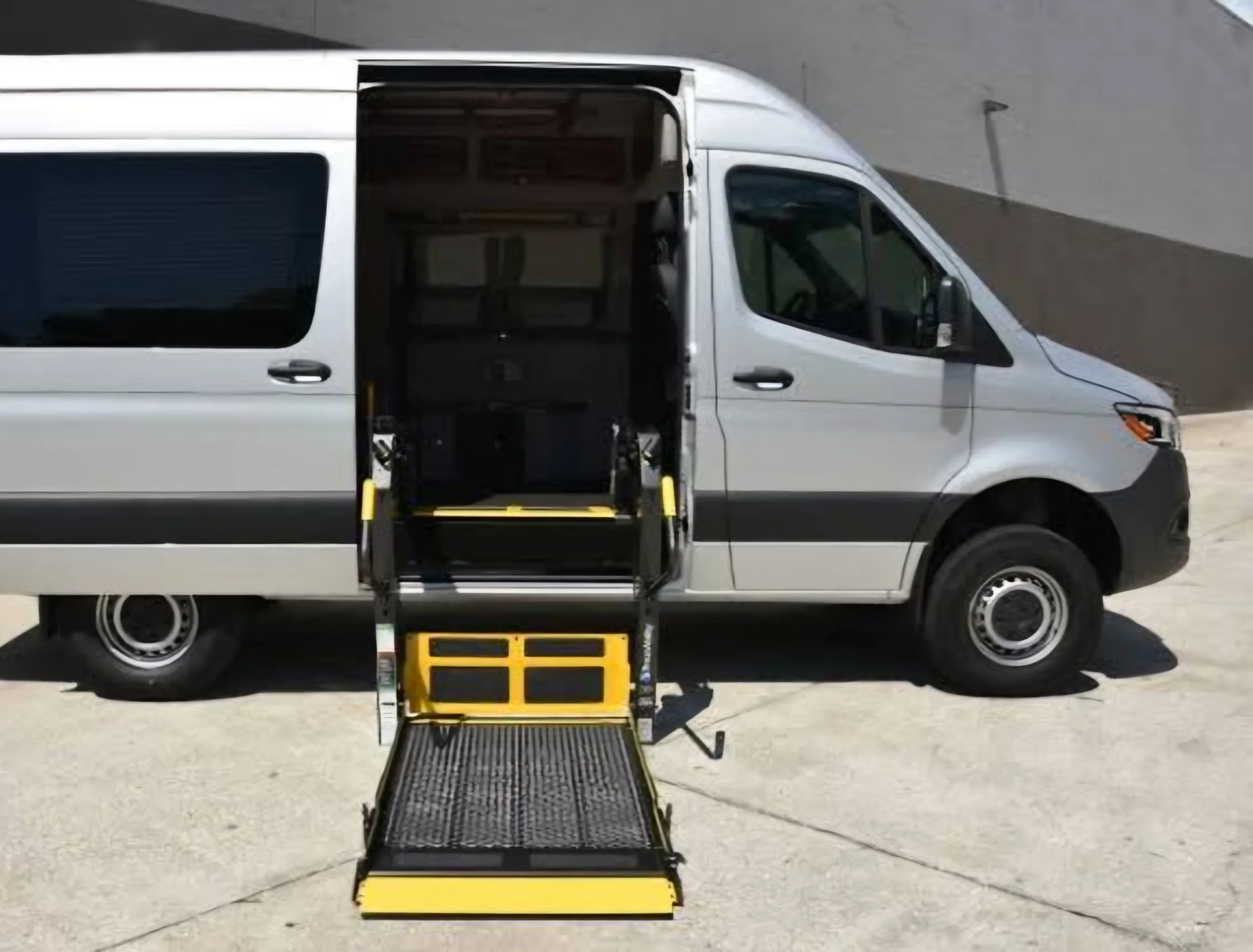 Mercedes-Benz Sprinter Rampalı Transfer — tekerlekli sandalye erişimli araç